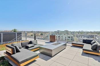 Firepit + outdoor lounge